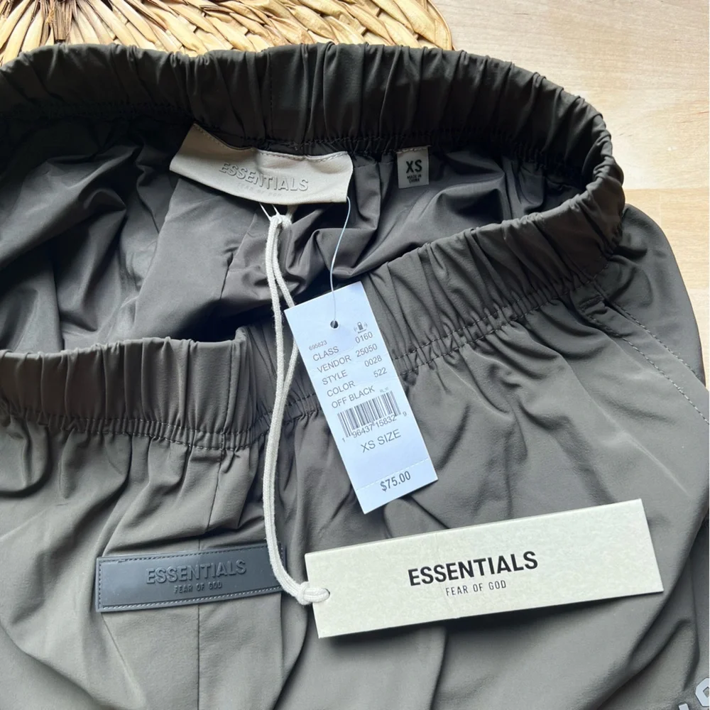 ESSENTIALS • SHORTS - Picture 3 of 5